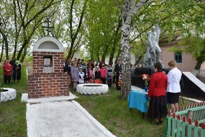 Часовня и памятник на братской могиле с. Средняя Дорожня